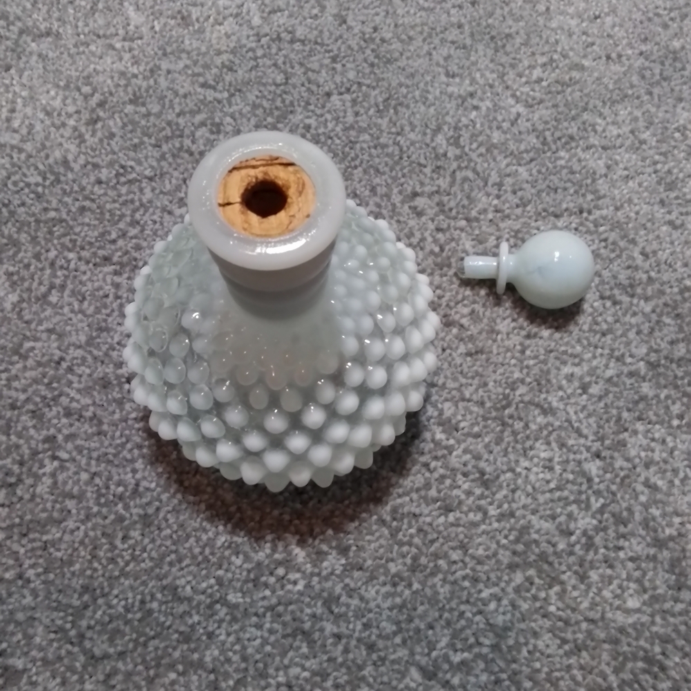 Fenton White Hobnail Glass Perfume Bottle - Picture 4 of 5